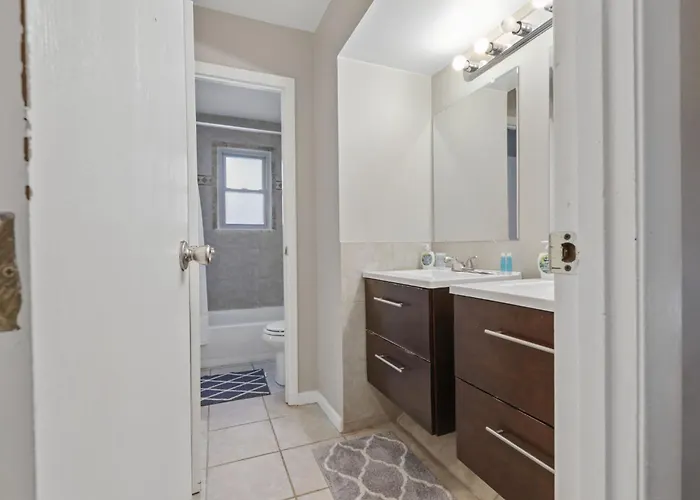 Housepitality - The Woodward Park Charmer - 4br Holiday home *