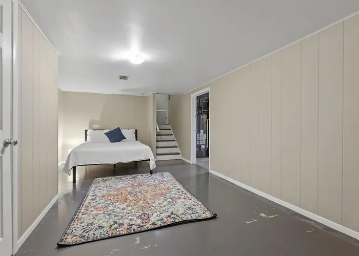 Housepitality - The Woodward Park Charmer - 4br