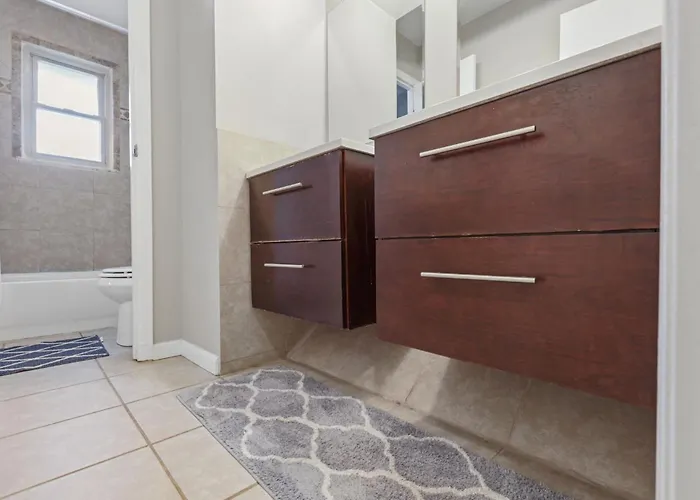 Housepitality - The Woodward Park Charmer - 4br Holiday home *