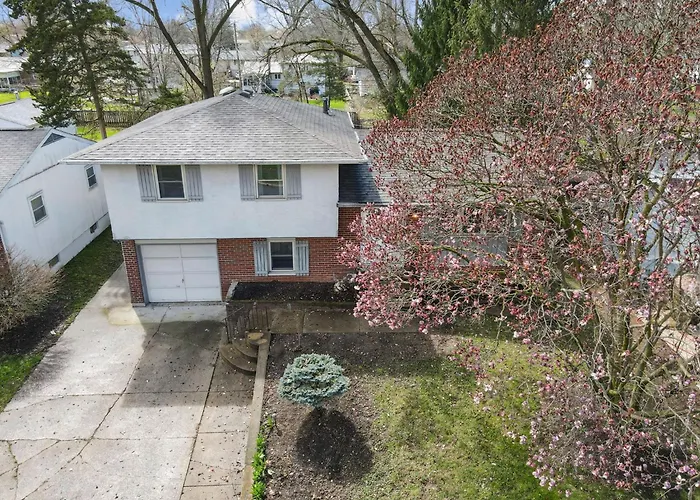 Housepitality - The Woodward Park Charmer - 4br Holiday home