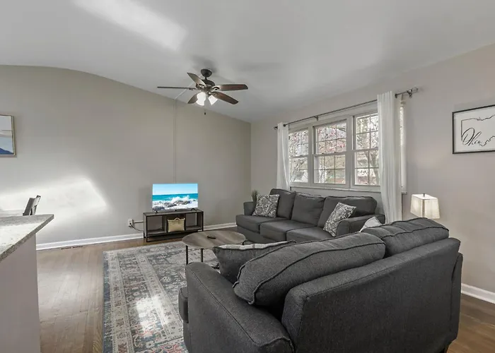Housepitality - The Woodward Park Charmer - 4br