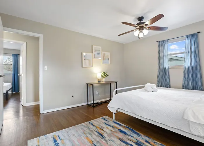 Housepitality - The Woodward Park Charmer - 4br *