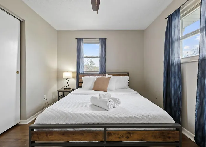 Housepitality - The Woodward Park Charmer - 4br