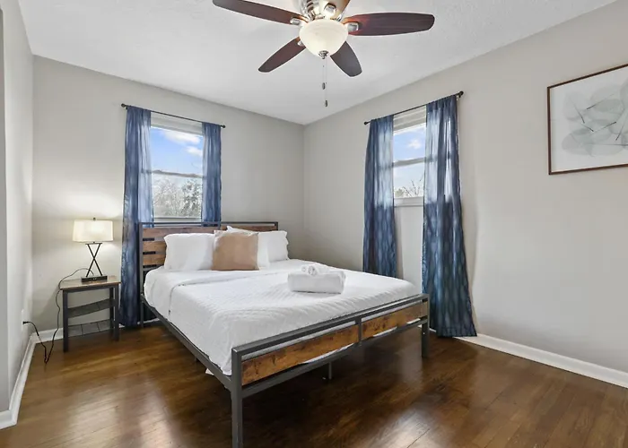 Housepitality - The Woodward Park Charmer - 4br Holiday home